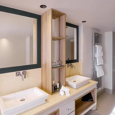 Les De La Potiniere Hotel 5*