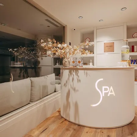 Les De La Potiniere Hotell 5*
